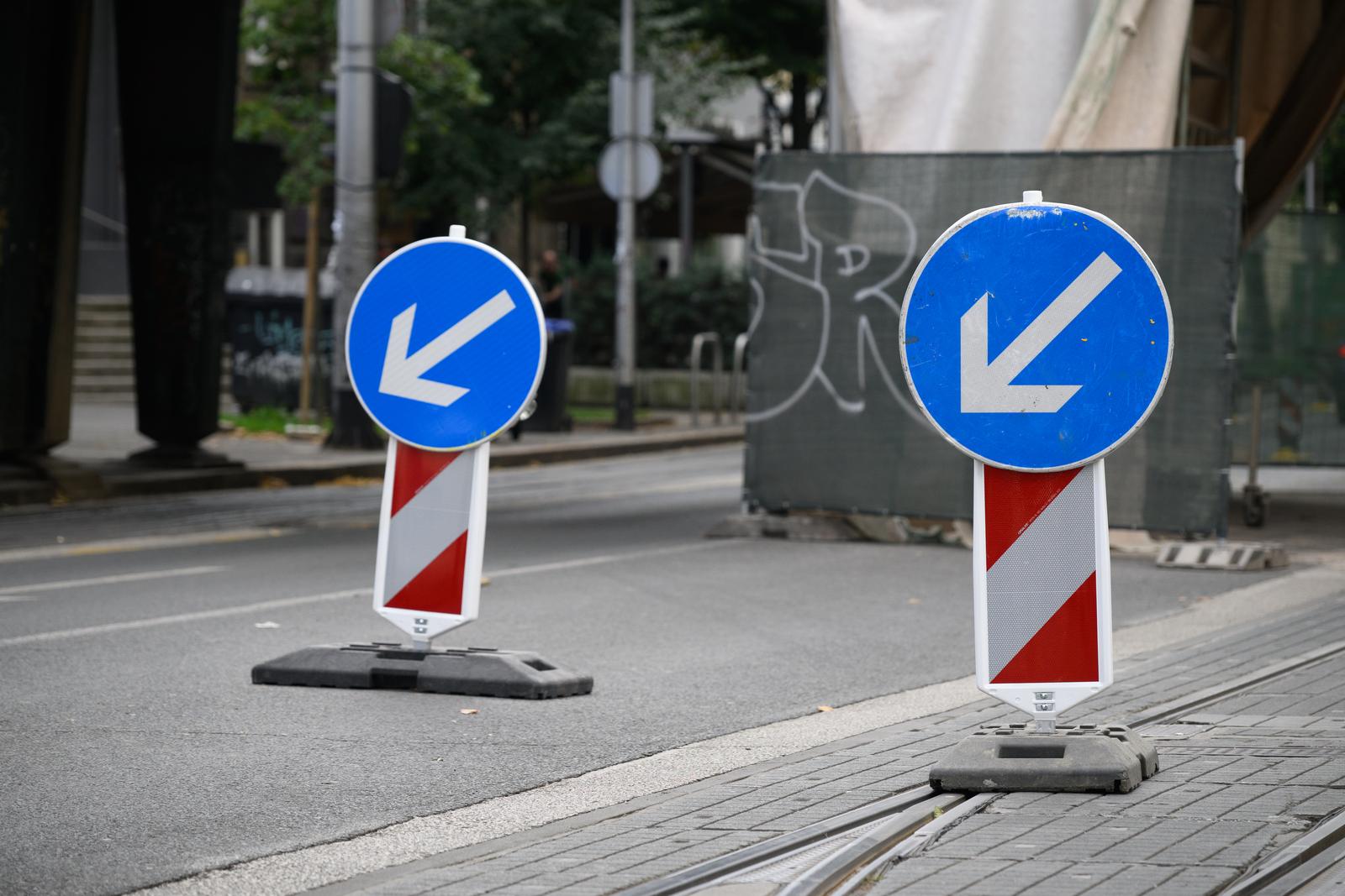 03.08.2023., Zagreb - Radovi na sanaciji zeljeznickog nadvoznjaka na Savskoj kod krizanja s Jukicevom ulicom. Radove izvode Hrvatske zeljeznice, a zbog njih je doslo do visestrukih promijena trasa tramvajskog prometa.
 Photo: Davor Puklavec/PIXSELL