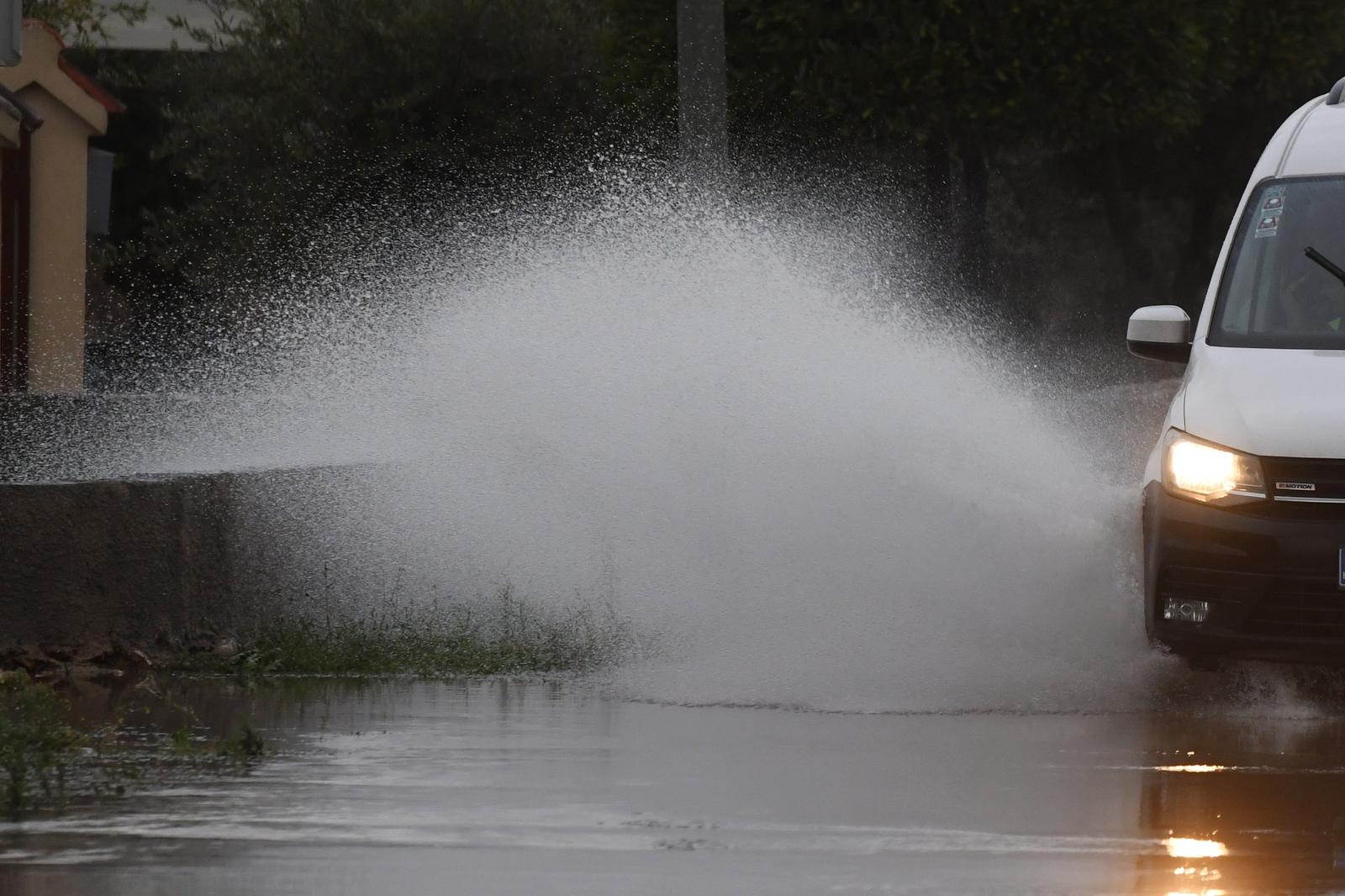 03.11.2023., Sibenik - Jaka kisa u sibenskom zaledju stvarala je probleme i na prometnicama. Photo: Hrvoje Jelavic/PIXSELL