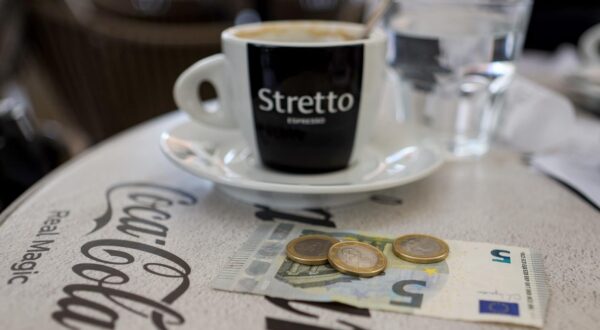 04.01.2024., Zadar - Od 01.01.2024. godine konobari u restoranima i kaficima mogu dobivati napojnicu karticnim placanjem Photo: Sime Zelic/PIXSELL