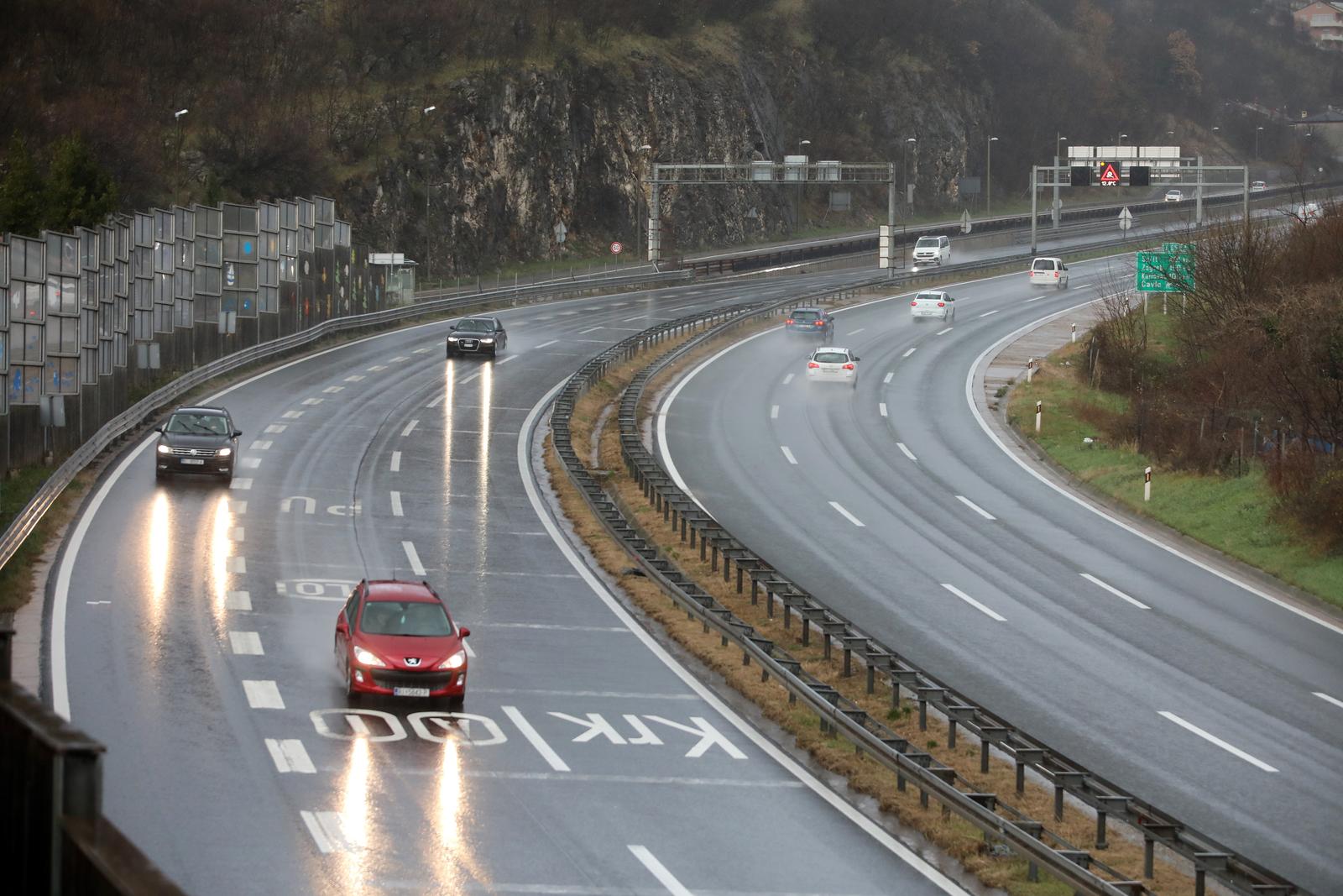 05.01.2024., Rijeka - Zbog kise su mokri i skliski kolnici te je potreban oprez u voznji na autocestama A6 i A7. Photo: Goran Kovacic/PIXSELL