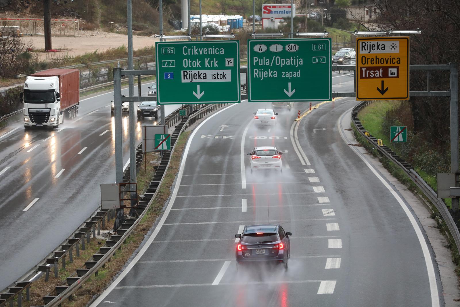 05.01.2024., Rijeka - Zbog kise su mokri i skliski kolnici te je potreban oprez u voznji na autocestama A6 i A7. Photo: Goran Kovacic/PIXSELL
