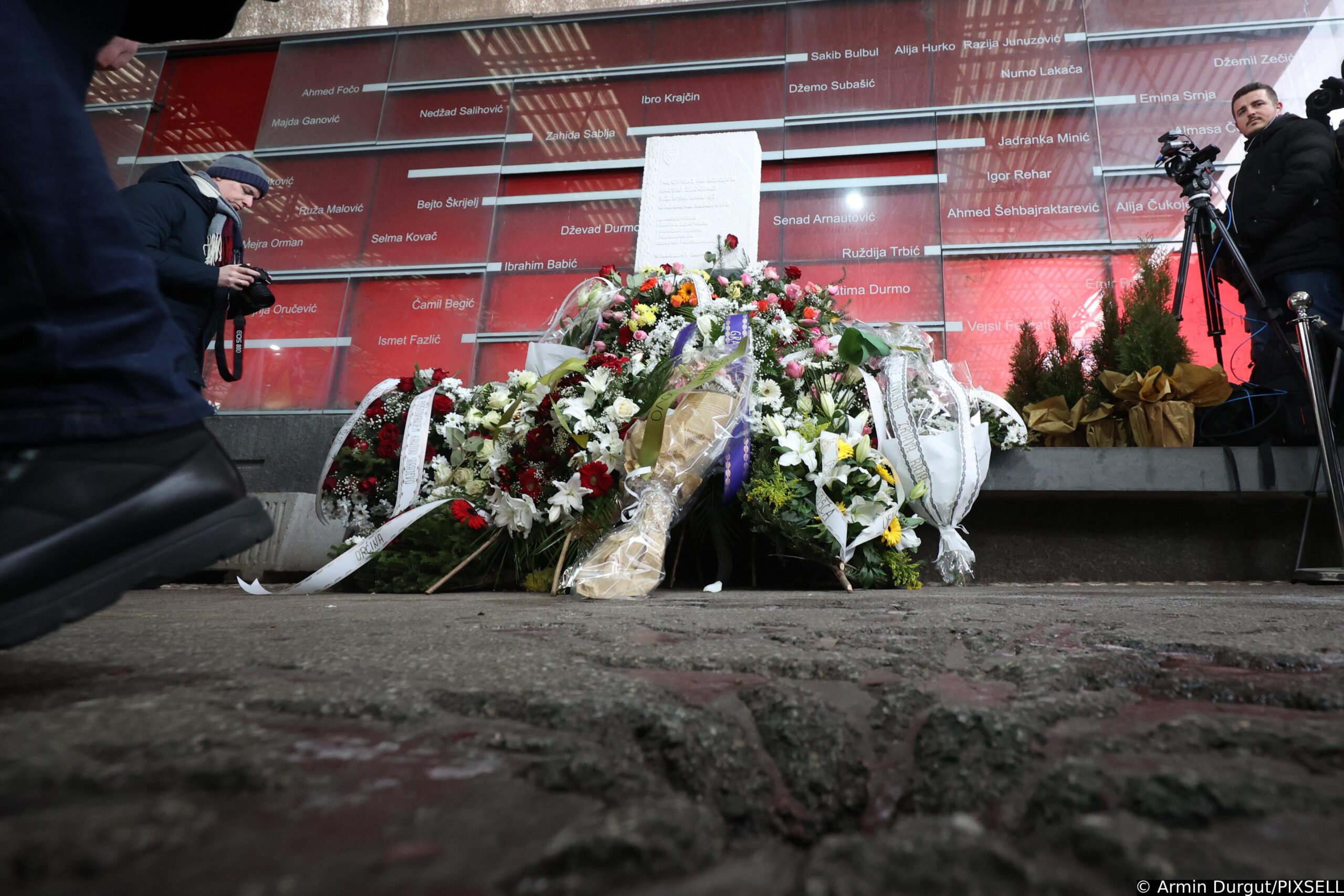 05.02.2023., Sarajevo, Bosna i Hercegovina - Zajednickom komemorativnom sjednicom Skupstine Kantona Sarajevo, Gradskog vijeca Sarajeva i opcinskih vijeca sa podrucja Kantona Sarajevo, te polaganjem cvijeca, obiljezena je godisnjica stradanja Sarajlija na pijaci Markale.
  Photo: Armin Durgut/PIXSELL