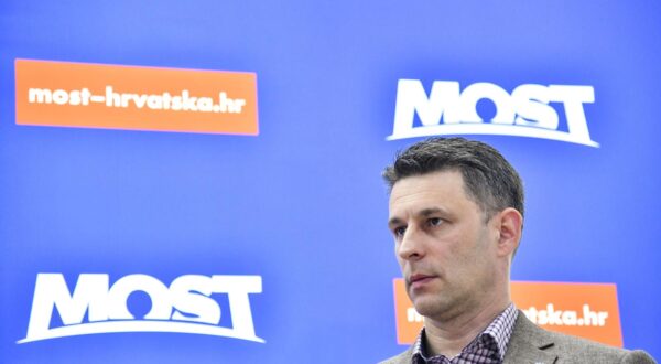 05.02.2024., Zagreb - Predsjednik Mosta Bozo Petrov, vijecnica u Rijeci Petra Mandic i saborski zastupnik Marin Miletic na konferenciji za novinare iznijeli su prijedloge stranke vezane uz demografiju pod nazivom "Obiteljska politika Mosta kao prilika za demografski oporavak" Photo: Josip Regovic/PIXSELL