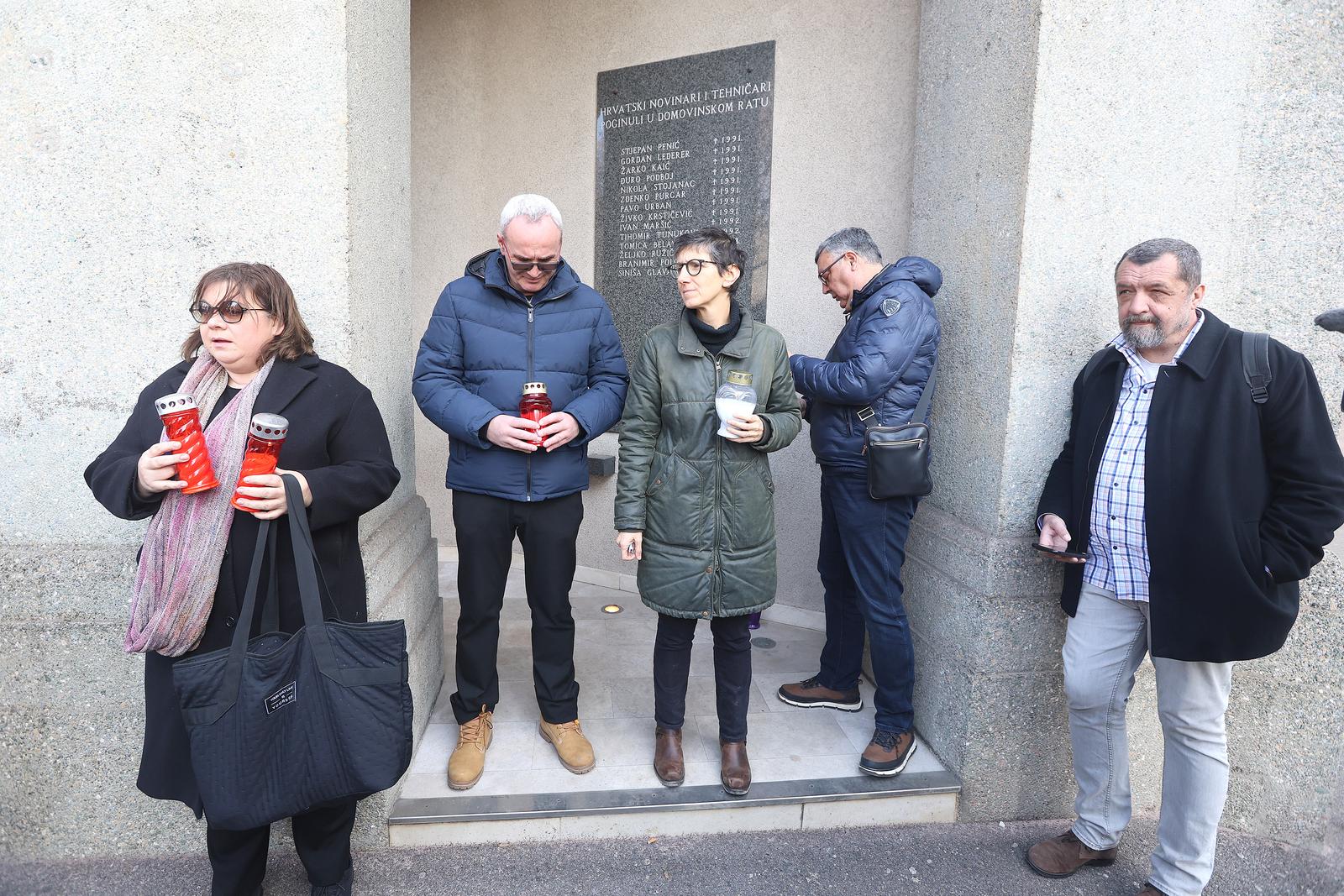 05.02.2024., Zagreb - Hrvatsko novinarsko drustvo (HND) i Sindikat novinara Hrvatske (SNH) pridruzili su se Medjunarodnoj federaciji novinara (IFJ) na bdijenju za ubijene novinare i novinarke u Gazi. Svijece za poginule kolegice i kolege novinari su zapaliti ispred Novinarskog doma, podno spomen ploce poginulim kolegicama i kolegama. 
 Photo: Patrik Macek/PIXSELL