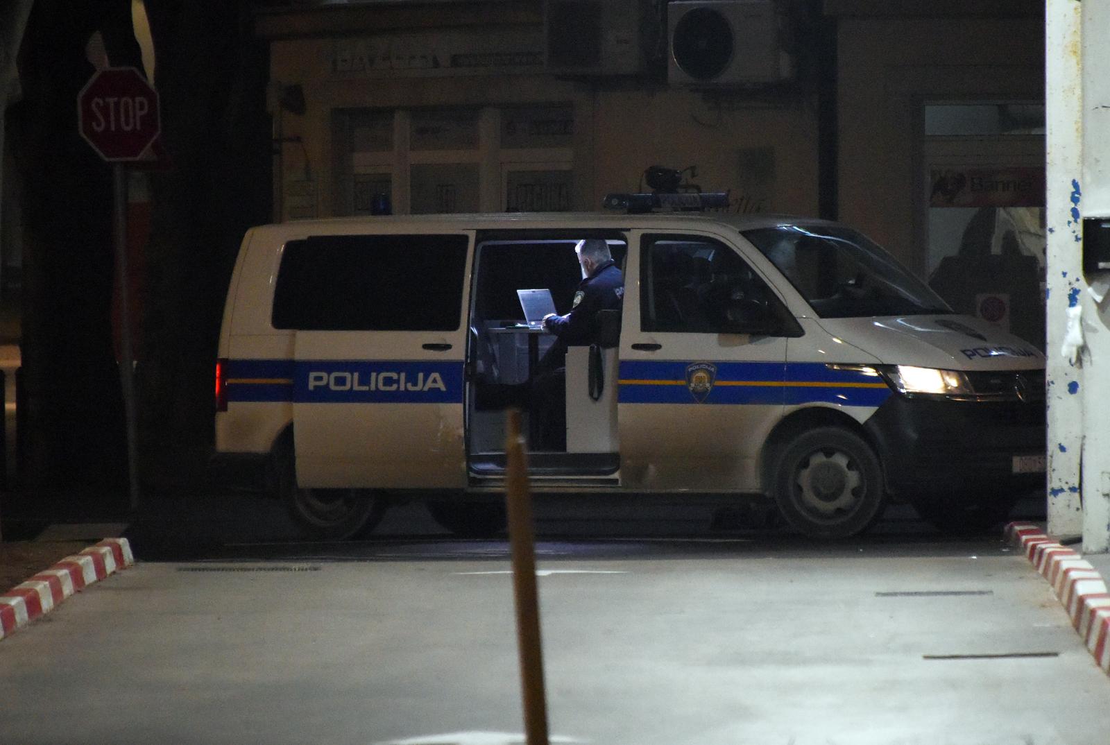 05.02.2024., Pula - U sirem centru Pule jos traje ocevid nakon nesvakidasnje prometne nezgode. Prema rijecima ocevidaca, doslo je do udaranja jednog vozila u drugo, pokusaj bijega vozaca, te primjene policijske prisile u zadrzavanju istog. Photo: Sasa Miljevic/PIXSELL
