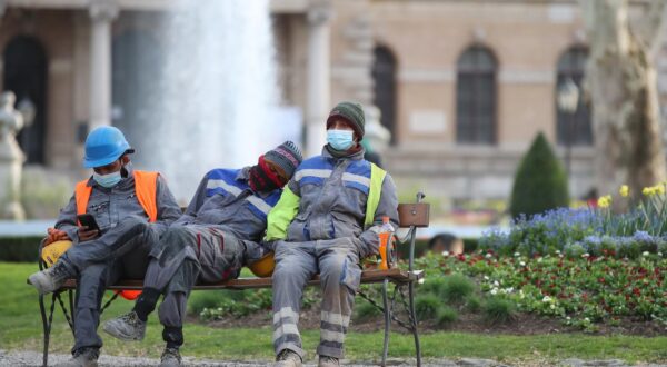 05.04.2023., Zagreb - Strani radnici odmaraju i spavaju na klupici nasred Zrinjevca, na suncu je najbolje iskoristiti svoju pauzu. Photo: Matija Habljak/PIXSELL