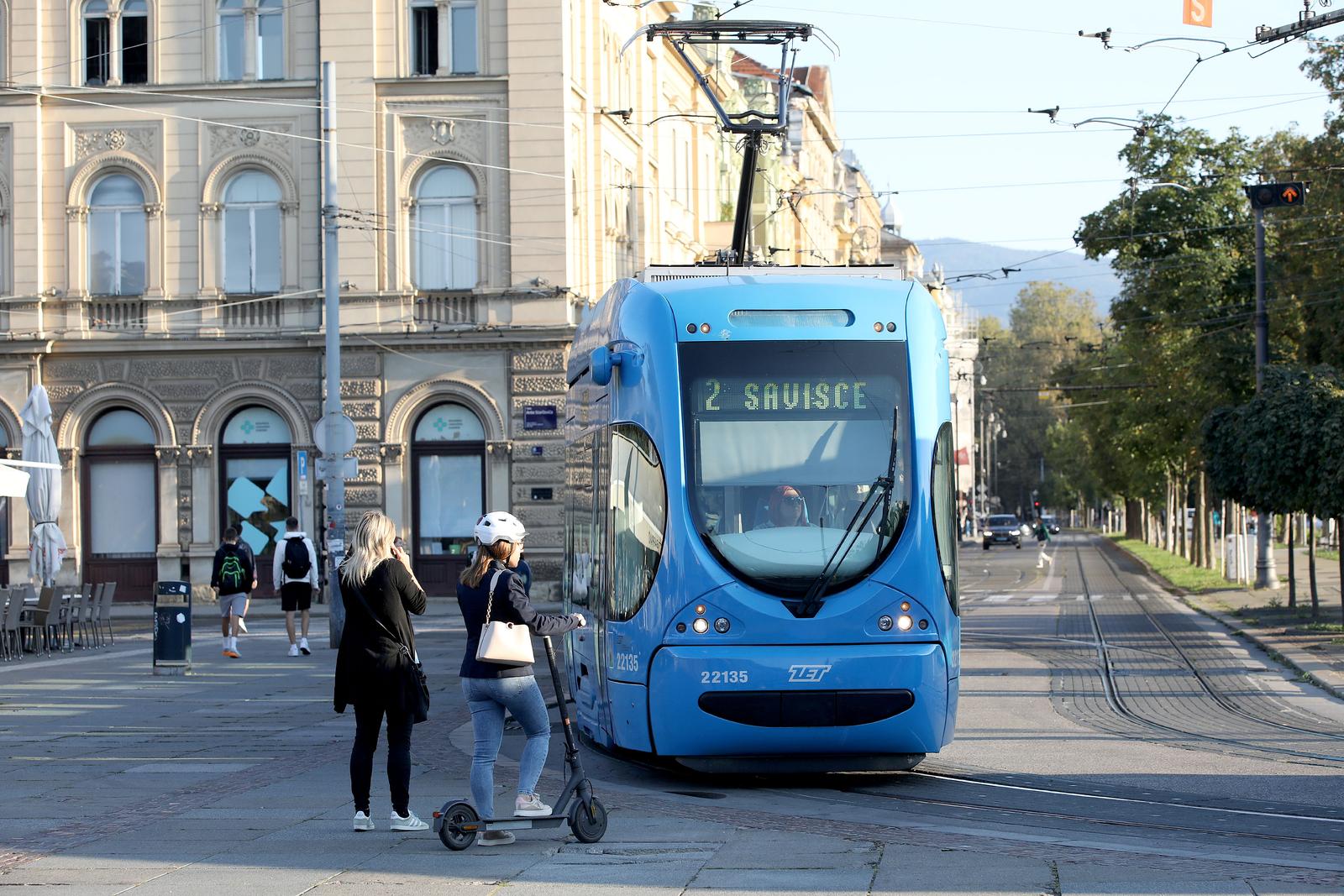 05.09.2023., Zagreb - Dok se javnost vise manje zabavlja gradonacelnikovim matematickim sposobnostima vezanim na nabavu rabljenih tramvaja iz Njemacke, sa pocetkom nove skolske godine i uvodjenjem punog opsega javnog prometa u gradu, ponovno se na tracnicama mogu vidjeti i najstariji tamvaji koje jos uvijek ima ZET. Uglavnom na liniji broj 2, ova stara vozila proizvedena su u Djuri Djakovicu jos sedamdesetih godina.
Duboko iz 20 stoljeca tramvajski vozni park krase i CKD Tatra T4 i KT4 koji se unatoc starosti svakodnevno mogu vidjeti u prometu. Nesto mladji su TMK 2210 zglobni modeli koje je izradjivala tvrtka Koncar od 1994. do 2003. godine, a jedini moderni tramvaji su TMK 2200 i 2300 konzorcija Crotram koji su dio ZET-ova prijevoza od 27. travnja 2005. godine. 
Upravo stoga, rabljeni tramvaji iz Njemacke, cak i bez kure podmladjivanja na presici, mogu samo podici nivo usluge u javnom prijevozu grada. Photo: Patrik Macek/PIXSELL