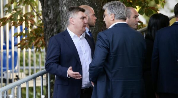 06.08.2023., Sinj - 308. Sinjska alka. Sinjska alka je hrvatska viteska igra. Odrzava se svake godine u nedjelju u prvoj trecini mjeseca kolovoza u Sinju, na godisnjicu pobjede nad turskim osvajacima 14. kolovoza 1715. Na taj dan je 700 hrvatskih vojnika iz Sinja uspjelo odbiti navalu vojske turskog seraskera Mehmed-pase Celica koja je brojala 60.000 vojnika. Predsjednik Republike Hrvatske Zoran Milanovic i predsjednik Vlade Andrej Plenkovic nakon Alke proveli su u razgovoru 10ak minuta. Photo: Ivo Cagalj/PIXSELL