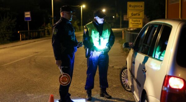 04.10.2023., Bihac, Bosna i Hercegovina - Nocna patrola pripadnika Granicne policije BiH i MUP-a Unsko-sanskog kantona u blizini granice sa Republikom Hrvatskom. Granicnoj policiji BiH nedostaje vise od 600 policijskih sluzbenika i unatoc tome, oni su ove godine odvratili vise od 4000 osoba od ilegalnog prelaska granice. Photo: Armin Durgut/PIXSELL