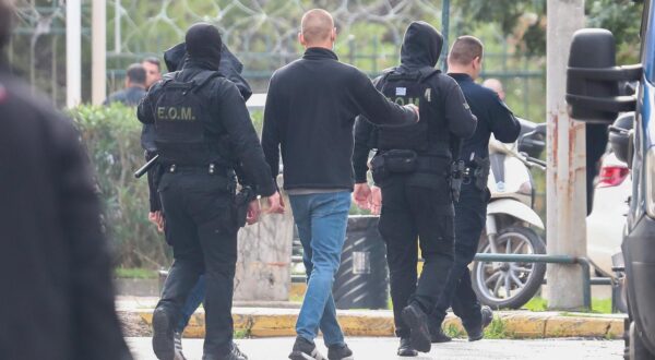 06.12.2023., Atena, Grcka - Policija dovodi na sud navijace Dinama, Bad Blue Boyse. Photo: Matija Habljak/PIXSELL