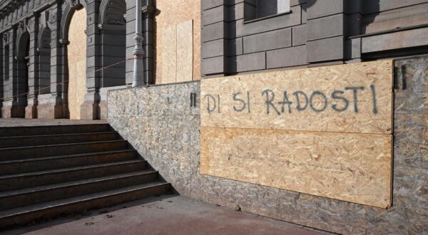 8.2.2024., Zagreb - Ispred Mimare ponovno su ispisani grafiti Di si lipa i Di si radosti, aludirajuci na sms prepisku Turudica i Pleslic ex Rimac. Photo: Davorin Visnjic/PIXSELL