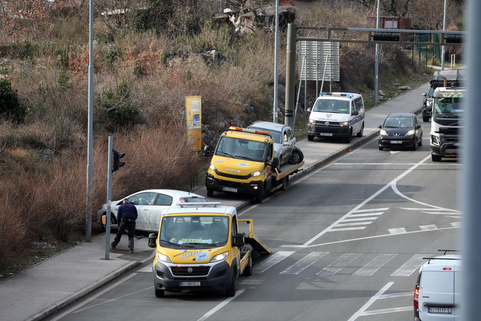 08.02.2024., Rijeka - Dva razbijena vozila, policija i vucna sluzba na obilaznici izmedju Rujevice i Viskova u mjestu Hosti. Photo: Goran Kovacic/PIXSELL