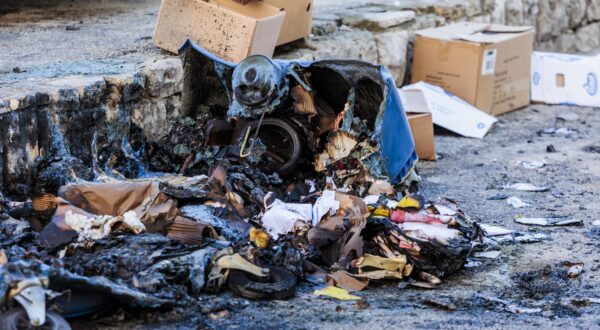 08.11.2022., Split - Tijekom noci gorjeli kontejneri na krizanju Svaciceve i Kninske ulice, a vatra je zahvatila i dva parkirana automobila.
 Photo: Miroslav Lelas/PIXSELL