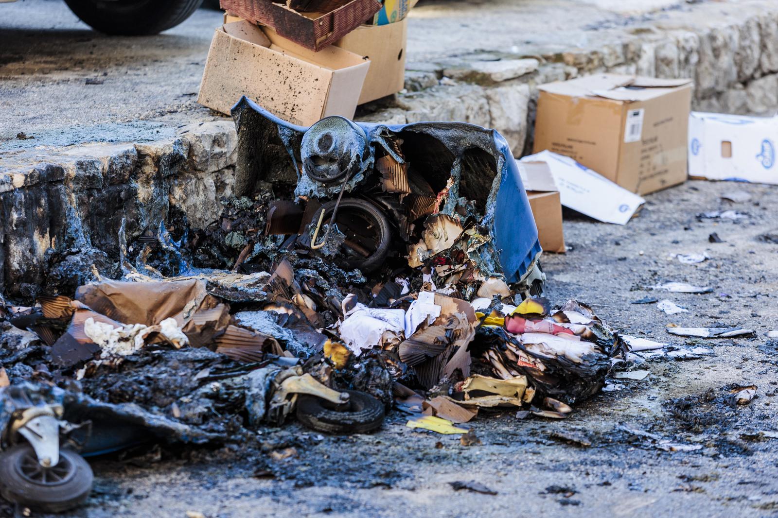 08.11.2022., Split - Tijekom noci gorjeli kontejneri na krizanju Svaciceve i Kninske ulice, a vatra je zahvatila i dva parkirana automobila.
 Photo: Miroslav Lelas/PIXSELL