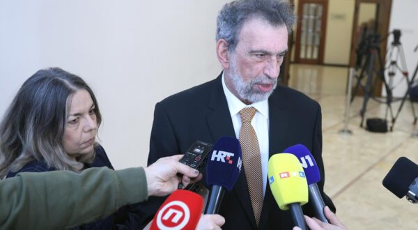 09.02.2024., Zagreb - Ministar znanosti i obrazovanja Radovan Fuchs komentirao je u Saboru prosvjed sindikata.
 Photo: Patrik Macek/PIXSELL