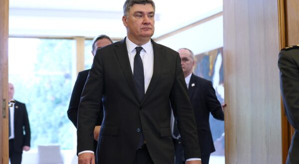 09.02.2024., Zagreb - Predsjednik Republike i vrhovni zapovjednik Oruznih snaga Republike Hrvatske Zoran Milanovic uprilicio je svecani prijam za umirovljene brigadire i kapetane bojnog broda. Tom prigodom, Predsjednik Republike urucio je casnicke bodeze umirovljenim brigadirima i kapetanu bojnog broda. Zoran Milanovic. Photo: Goran Stanzl/PIXSELL