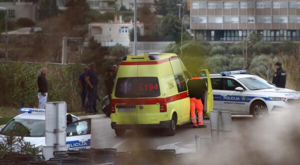 09.02.2024., Split  - Danas oko 12.20 sati u prostorijama hotela u Splitu došlo je do curenja klora u prostorijama povezanim s bazenom. Jedna osoba je prevezena na pružanje liječnike pomoći. Vatrogasci i policija su na terenu. S obzirom na isparavanje i širenje mirisa, u tijeku je evakuacija ljudi iz hotela. Photo: Zvonimir Barisin/PIXSELL