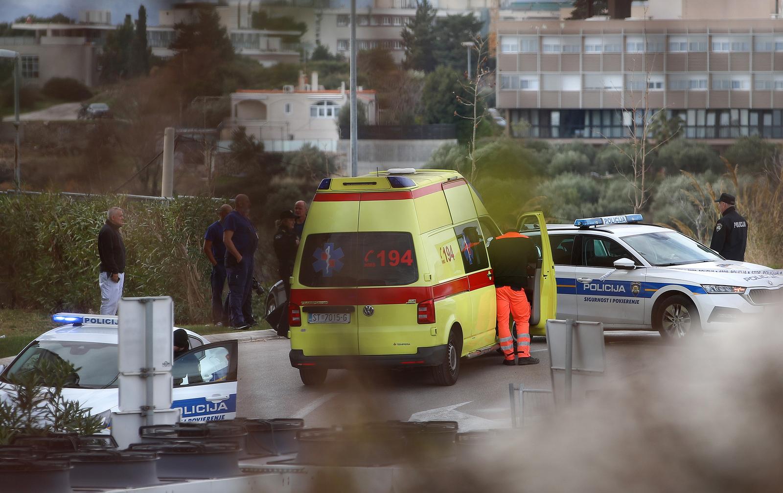 09.02.2024., Split  - Danas oko 12.20 sati u prostorijama hotela u Splitu došlo je do curenja klora u prostorijama povezanim s bazenom. Jedna osoba je prevezena na pružanje liječnike pomoći. Vatrogasci i policija su na terenu. S obzirom na isparavanje i širenje mirisa, u tijeku je evakuacija ljudi iz hotela. Photo: Zvonimir Barisin/PIXSELL