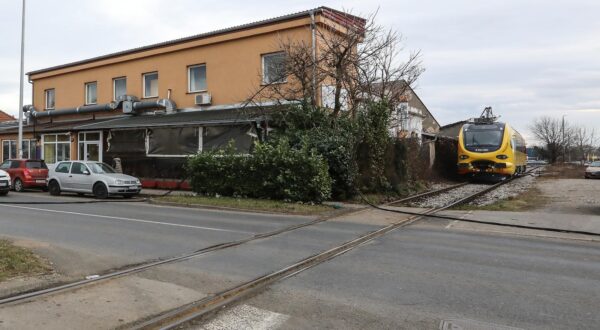 09.02.2024.,Zagreb,  zbog nesrece koja se dogodila na Samoborskoj cesti na krizanju s ulicom Josipa Loncara, kojom prilikom je teretni vlak prelazeci Samoborsku cestu zahvatio elektricne vodove koji su pali preko ceste i na obliznju kucu. Promet je obustavljen u oba smjera.  Photo: Robert Anic/PIXSELL