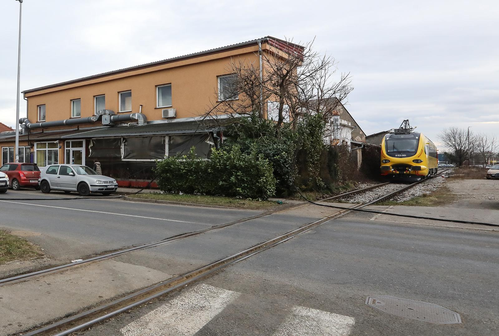 09.02.2024.,Zagreb,  zbog nesrece koja se dogodila na Samoborskoj cesti na krizanju s ulicom Josipa Loncara, kojom prilikom je teretni vlak prelazeci Samoborsku cestu zahvatio elektricne vodove koji su pali preko ceste i na obliznju kucu. Promet je obustavljen u oba smjera.  Photo: Robert Anic/PIXSELL