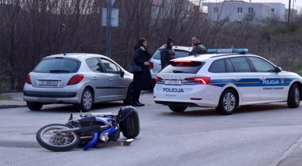 09.02.2024., Kastel Stari - Oko 15:20 sati u mjestu Kastel Stari, Put ricivice,  dogodila se teska prometna nesreca, sudar osobnog vozila i motocikla. Dvije osobe su prevezene na pruzanje lijecnicke pomoci, od kojih je jedna osoba tesko ozlijedjena. Photo: Ivo Cagalj/PIXSELL