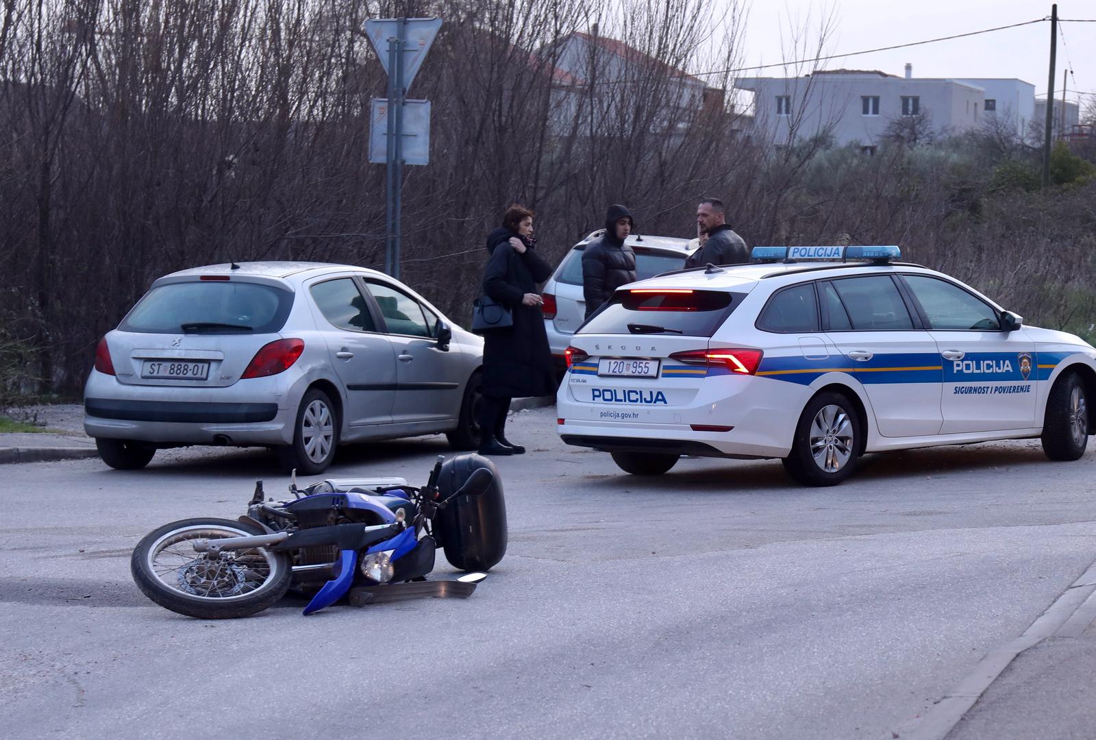 09.02.2024., Kastel Stari - Oko 15:20 sati u mjestu Kastel Stari, Put ricivice,  dogodila se teska prometna nesreca, sudar osobnog vozila i motocikla. Dvije osobe su prevezene na pruzanje lijecnicke pomoci, od kojih je jedna osoba tesko ozlijedjena. Photo: Ivo Cagalj/PIXSELL