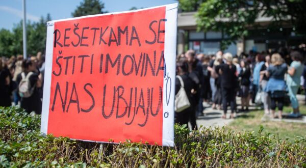 10.07.2019., Zagreb - Socijalni radnici preko drustvenih mreza dogovorili su se da na posao jutros dodju u crnini te da se svi koji mogu okupe pred resornim Ministarstvom u 12 sati i 10 minuta, kada se jucer i dogodila pucnjava u Centru u Djakovu, kako bi upozorili na tezak polozaj u kojem se nalaze.rPhoto: Davor Puklavec/PIXSELL
