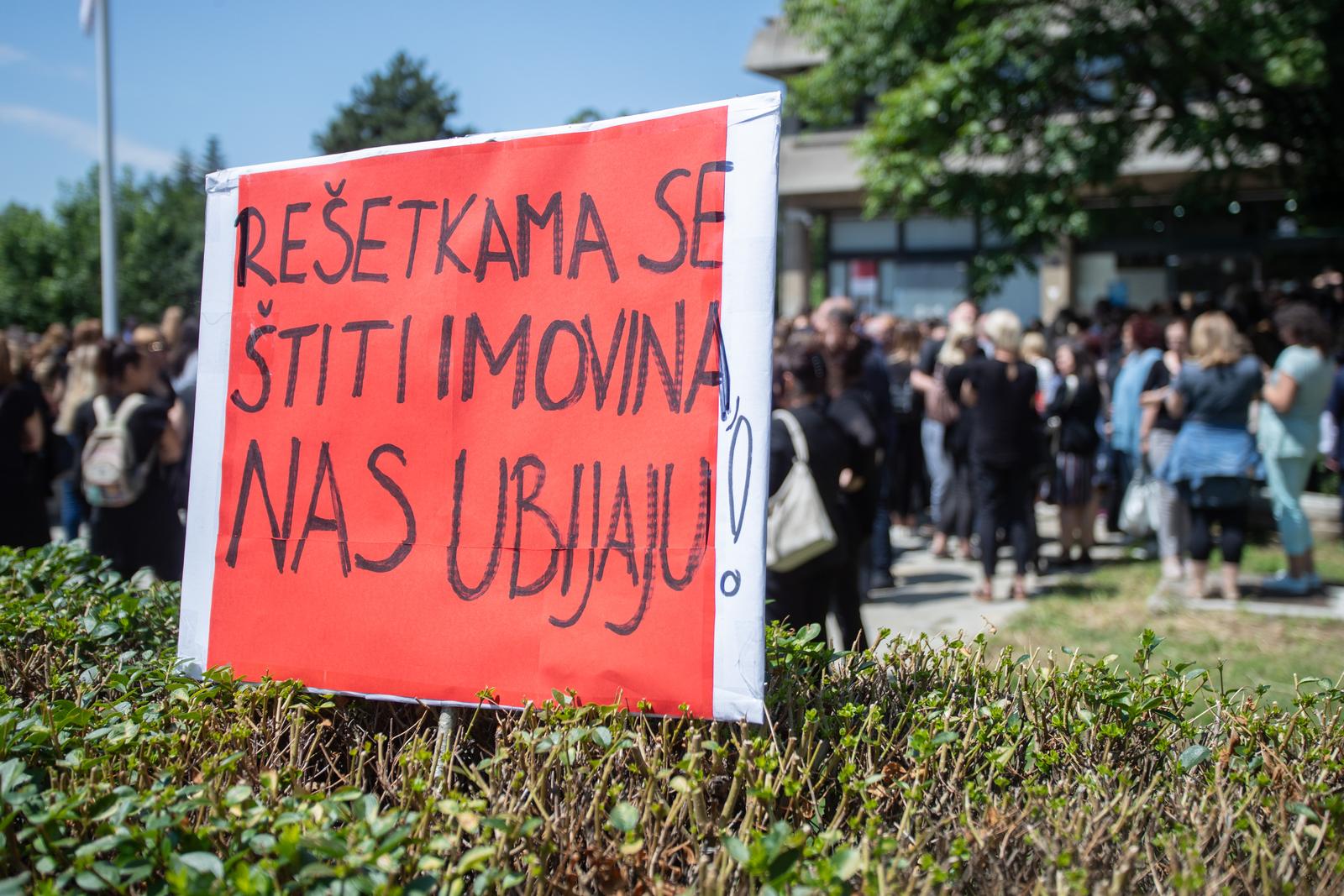 10.07.2019., Zagreb - Socijalni radnici preko drustvenih mreza dogovorili su se da na posao jutros dodju u crnini te da se svi koji mogu okupe pred resornim Ministarstvom u 12 sati i 10 minuta, kada se jucer i dogodila pucnjava u Centru u Djakovu, kako bi upozorili na tezak polozaj u kojem se nalaze.rPhoto: Davor Puklavec/PIXSELL
