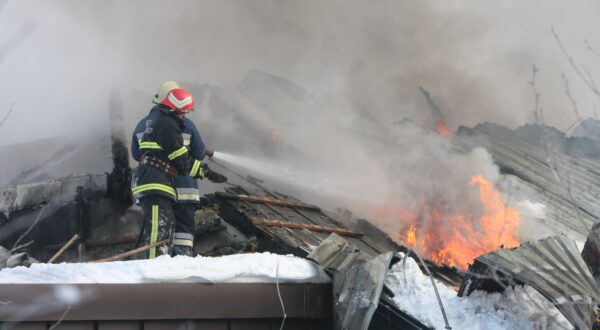 25.01.2011. Bjelolasica - Glavna zgrada s restoranom i sportskom dvoranom Hrvatskog olimpijskog centra na Bjelolasici izgorjela je u pozaru i kroviste se urusilo, no ozlijedjenih nema.Photo: Kristina Stedul Fabac/PIXSELL