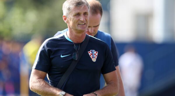 Zagreb: 16. međunarodni turnir Mladen Ramljak, Hrvatska - Eintracht Frankfurt  12.08.2018., Zagreb - 16. Internacionalni nogometni turnir "Mladen Ramljak" 2018. Turnir za mljadje uzraste odrzava se na terenu "Hitrec Kacijan". Utakmica Hrvatska U19 – Eintracht Frankfurt (3. mjesto). Trener Hrvatske Robert Jarni. rPhoto: Luka Stanzl/PIXSELL