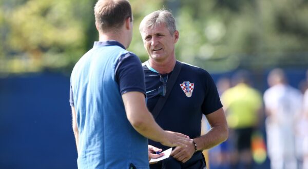 Zagreb: 16. međunarodni turnir Mladen Ramljak, Hrvatska - Eintracht Frankfurt  12.08.2018., Zagreb - 16. Internacionalni nogometni turnir "Mladen Ramljak" 2018. Turnir za mljadje uzraste odrzava se na terenu "Hitrec Kacijan". Utakmica Hrvatska U19 – Eintracht Frankfurt (3. mjesto). Trener Hrvatske Robert Jarni. rPhoto: Luka Stanzl/PIXSELL