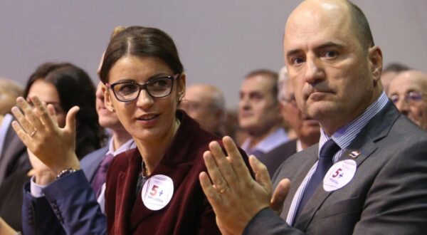 12.10.2015., Solin - Predstavljanje Izbornog programa Domoljubne koalicije Gospodarski rast, odrzivi razvoj i zaposljavanje, 5 + Hrvatska, program je predstavio Tomislav Karamarko, predsjednik Hrvatske demokratske zajednice. r"nPhoto: Ivo Cagalj/PIXSELL r"nr"n
