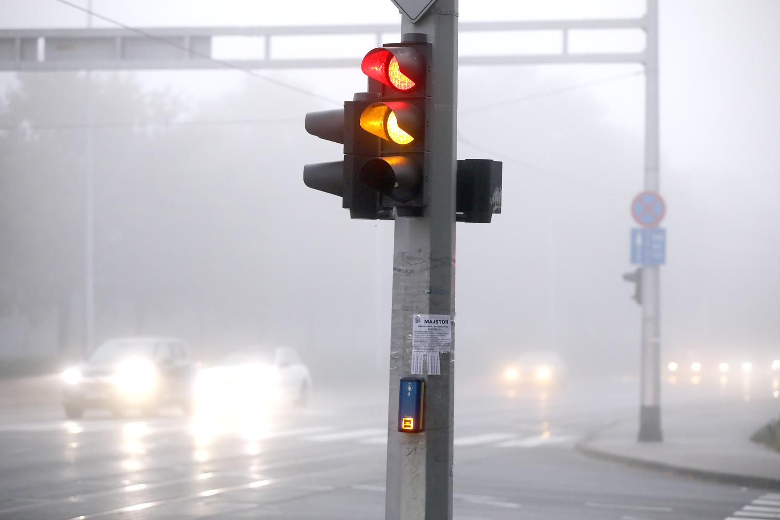 12.10.2023., Zagreb - Na istoku grada dan je poceo maglom koja ometa promet i podsjeca da smo u jeseni. Photo: Patrik Macek/PIXSELL