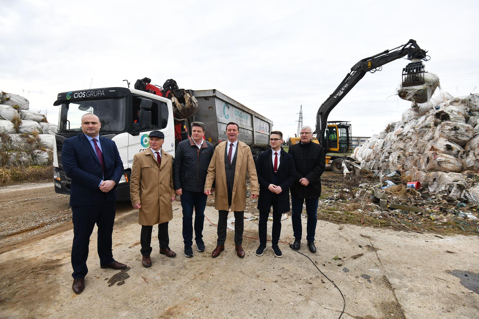 13.02.2024., Varazdin - Poceli radovi na utovaru i odvozu varazdinskog baliranog otpada u gospodasrkoj zoni Brezje. Photo: Vjeran Zganec Rogulja/PIXSELL