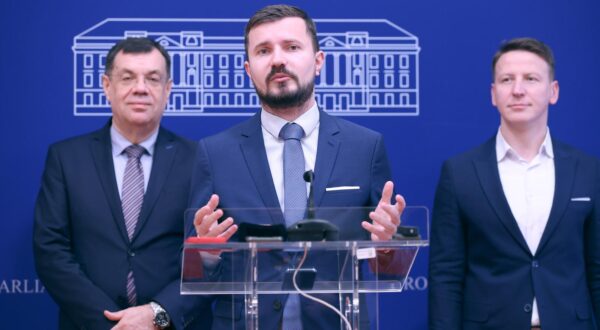 13.02.2024., Zagreb - Na konferenciji za medije Fokusa odrzanoj u Saboru o temi "Da li uredba o koeficijentima placa dovodi do novih nelogicnosti i nepravdi" govorili su Dario Zurovec, Damir Bajs i Davor Nadji.
 Photo: Patrik Macek/PIXSELL