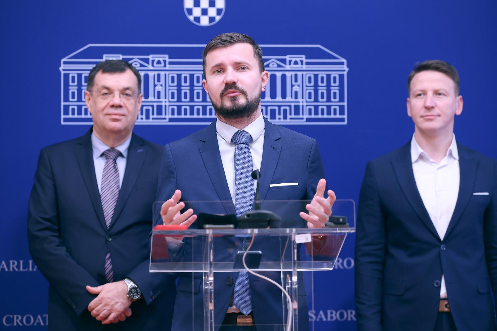 13.02.2024., Zagreb - Na konferenciji za medije Fokusa odrzanoj u Saboru o temi "Da li uredba o koeficijentima placa dovodi do novih nelogicnosti i nepravdi" govorili su Dario Zurovec, Damir Bajs i Davor Nadji.
 Photo: Patrik Macek/PIXSELL