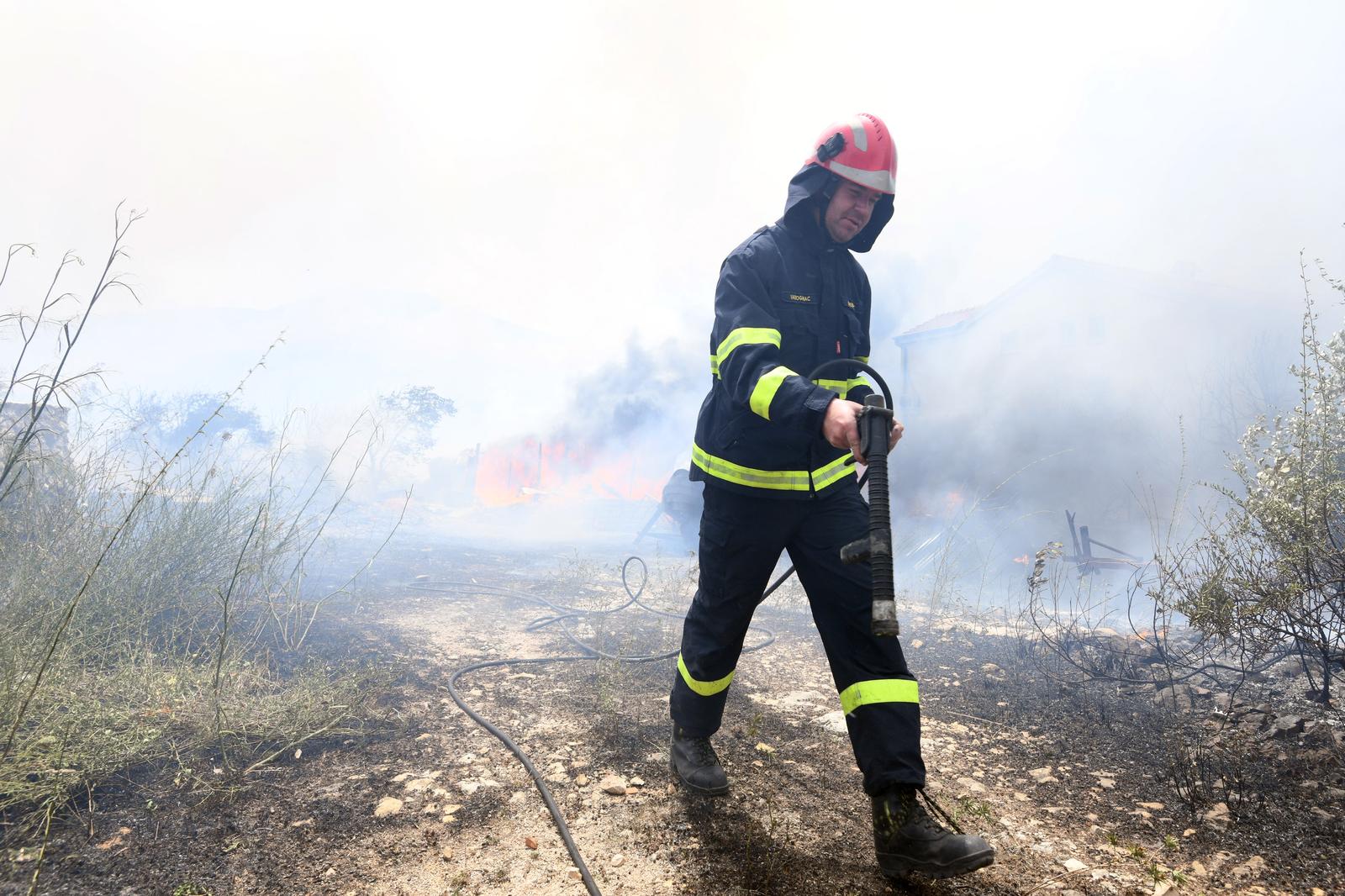 13.07.2023.,Sibenik - U gašenju požara otvorenog prostora koji je izbio na lokaciji Grebaštica u Šibensko-kninskoj županiji, trenutno sudjeluje 79 vatrogasaca sa 28 vatrogasnih vozila, Intervencijska vatrogasna postrojba Šibenik, 3 protupožarna zrakoplova Canadair CL-415, 2 protupožarna zrakoplova Air Tractor. Photo: Hrvoje Jelavic/PIXSELL
