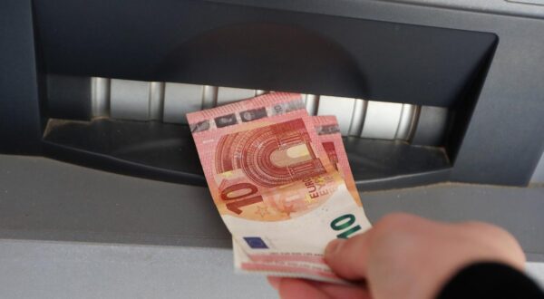 01.01.2023., Sibenik - Zakljucno s 15. sijecnjem, traje mjera obustave naplate naknade za podizanje gotovine debitnim karticama na bankomatima drugih banaka a od 16. sijecnja u ponoc gradjani mogu podizati gotov novac u eurima bez naknade iskljucivo na bankomatima svojih banaka. Photo: Dusko Jaramaz/PIXSELL