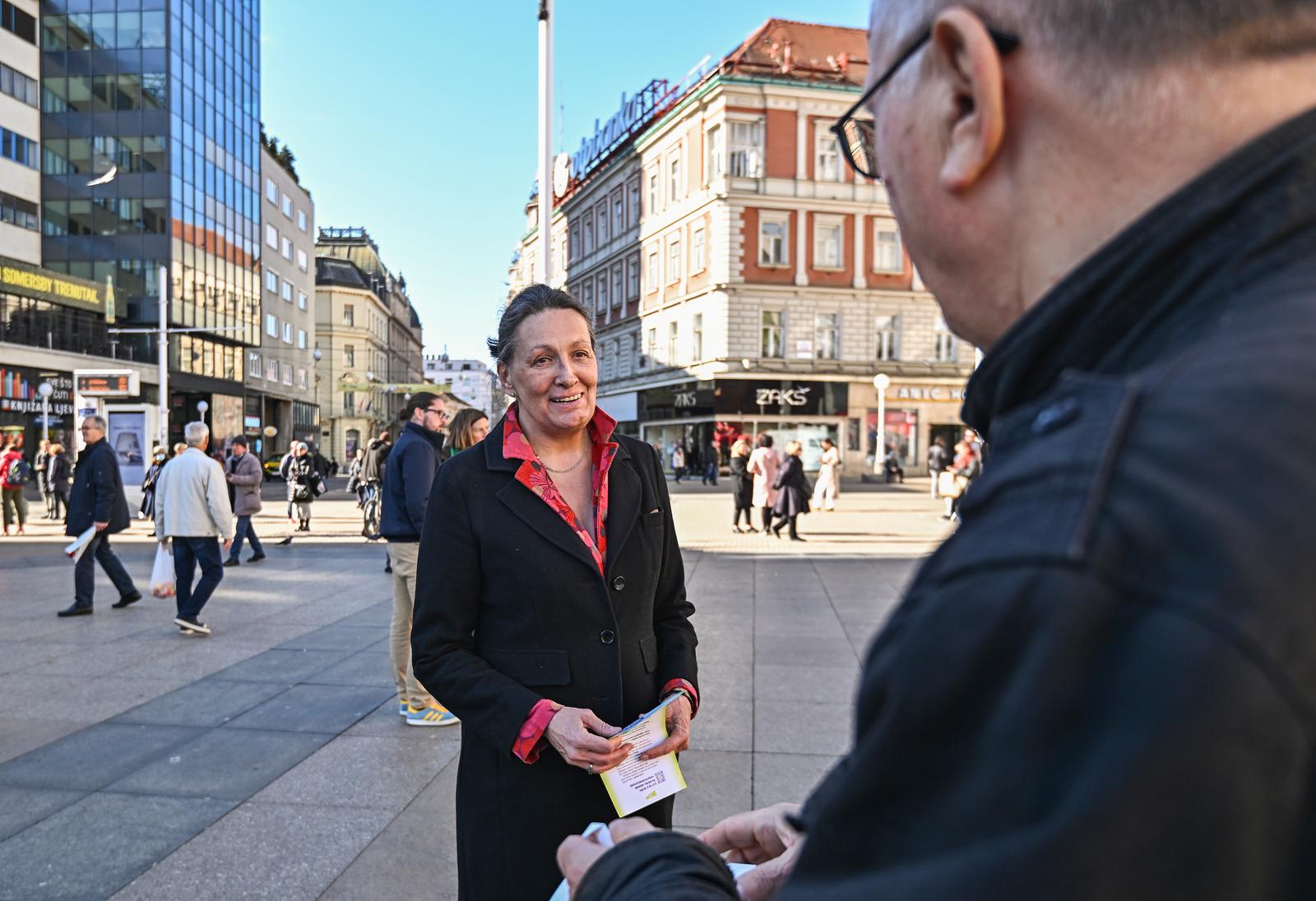 14.2.2024., Zagreb - Saborske zastupnice i zastupnici stranke Mozemo! na standovima u Zagrebu razgovaraju s gradjankama i gradjanima. Ursa Raukar Gamulin jedna je od zastupnica koja je danas pozvala sve gradjane na veliki prosvjed oporbe koji ce se odrzati ove subote, 17. veljace. Photo: Neva Zganec/PIXSELL
