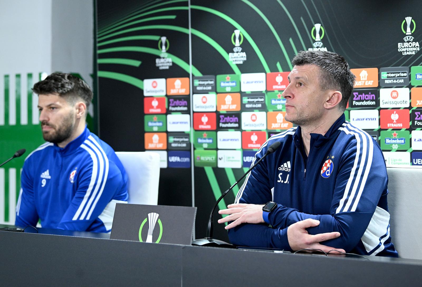 14.02.2024., Sevilla, Spanjolska - Bruno Petkovic i trener Dinama Sergej Jakirovic na konferenciji za medije na stadionu Benito Villamarin uoci sutrasnje utakmice playoffa UEFA Konferencijske lige izmedju Real Betisa i GNK-a Dinamo. Photo: Marko Lukunic/PIXSELL