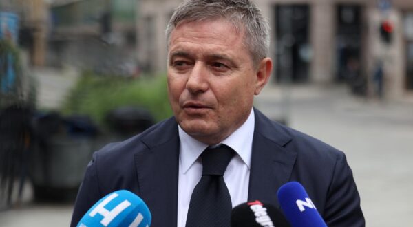 14.05.2022., Sarajevo, Bosna i Hercegovina - Komemoracija Ivici Osimu odrzana je s pocetkom u 11 sati u Narodnom kazalistu Sarajevo, a na nju su stigli brojni posjetioci. Dragan Stojkovic Piksi Photo: Armin Durgut/PIXSELL
