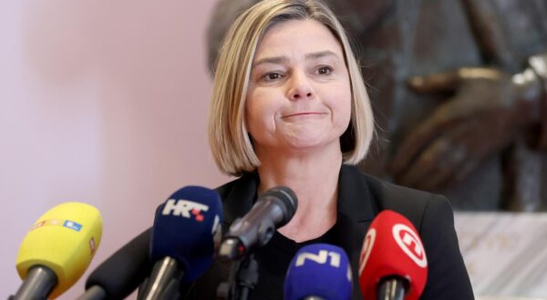 15.02.2024., Zagreb - U Saboru je odrzana 32. sjednica Predsjednistva Hrvatskoga sabora s predsjednicima klubova zastupnika kojom je predsjedao predsjednik Gordan Jandrokovic. Tema sjednice bila je preseljenje Sabora za vrijeme obnove zgrade na Markovu trgu. Nakon sjednice sudionici su dali izjave za medije. 
 Photo: Patrik Macek/PIXSELL