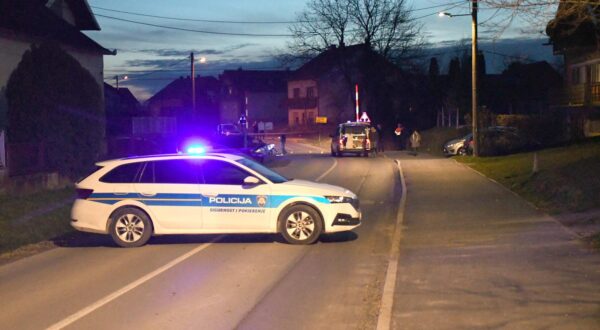 15.02.2024., Bjelovar - Veceras je u prometnoj nesreci na pruznom prijelazu u Novim Plavnicama vlak naletio na kombi vozilo, prilikom cega je vozac kombija teze ozlijedjen i kolima hitne prevezen u Opcu bolnicu. Nesluzbeno doznajemo da je brklja na tom prijelazu pokvarena, odnosno bila je podignuta tijekom prolaska vlaka. Detalji ce biti poznati nakon policijskog ocevida. Photo: Damir Spehar/PIXSELL