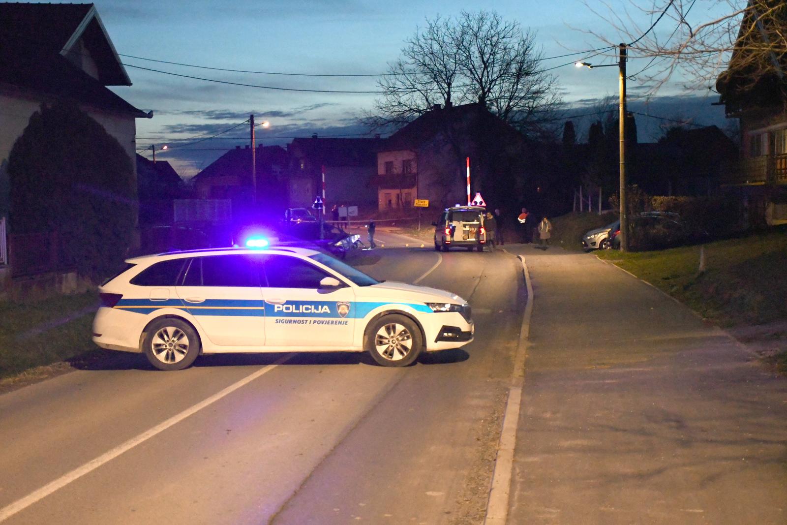 15.02.2024., Bjelovar - Veceras je u prometnoj nesreci na pruznom prijelazu u Novim Plavnicama vlak naletio na kombi vozilo, prilikom cega je vozac kombija teze ozlijedjen i kolima hitne prevezen u Opcu bolnicu. Nesluzbeno doznajemo da je brklja na tom prijelazu pokvarena, odnosno bila je podignuta tijekom prolaska vlaka. Detalji ce biti poznati nakon policijskog ocevida. Photo: Damir Spehar/PIXSELL