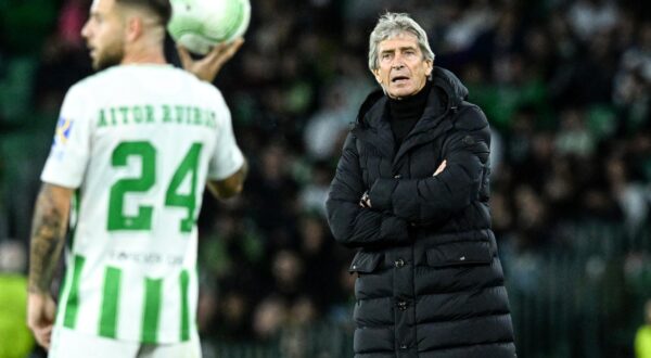 15.02.2024., Sevilla, Spanjolska - UEFA Konferencijska liga, prva utakmica playoffa knock-out faze, Real Betis - GNK Dinamo. Trener Real Betisa Manuel Pellegrini Photo: Marko Lukunic/PIXSELL