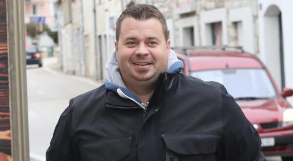 15.03.2023.,Murter-nacelnik opcine Muter-kornati pusten iz pritvora snimljen u Murteru ispred opcine,  Photo: Dusko Jaramaz/PIXSELL