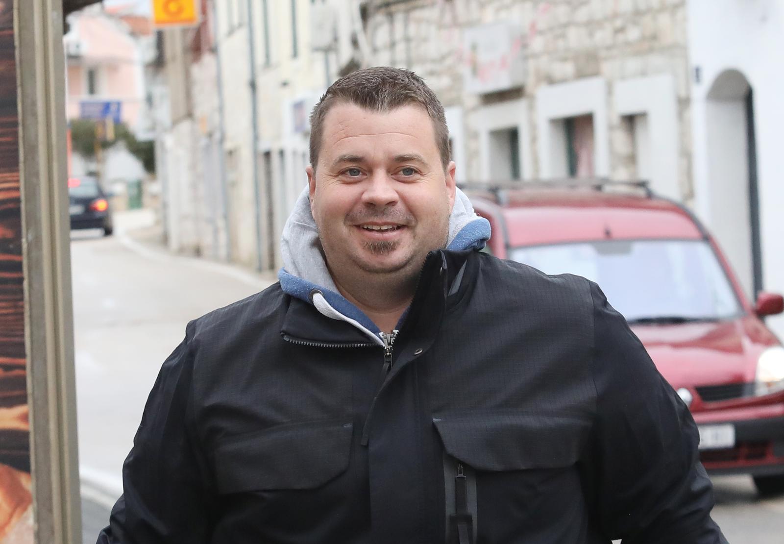 15.03.2023.,Murter-nacelnik opcine Muter-kornati pusten iz pritvora snimljen u Murteru ispred opcine,  Photo: Dusko Jaramaz/PIXSELL