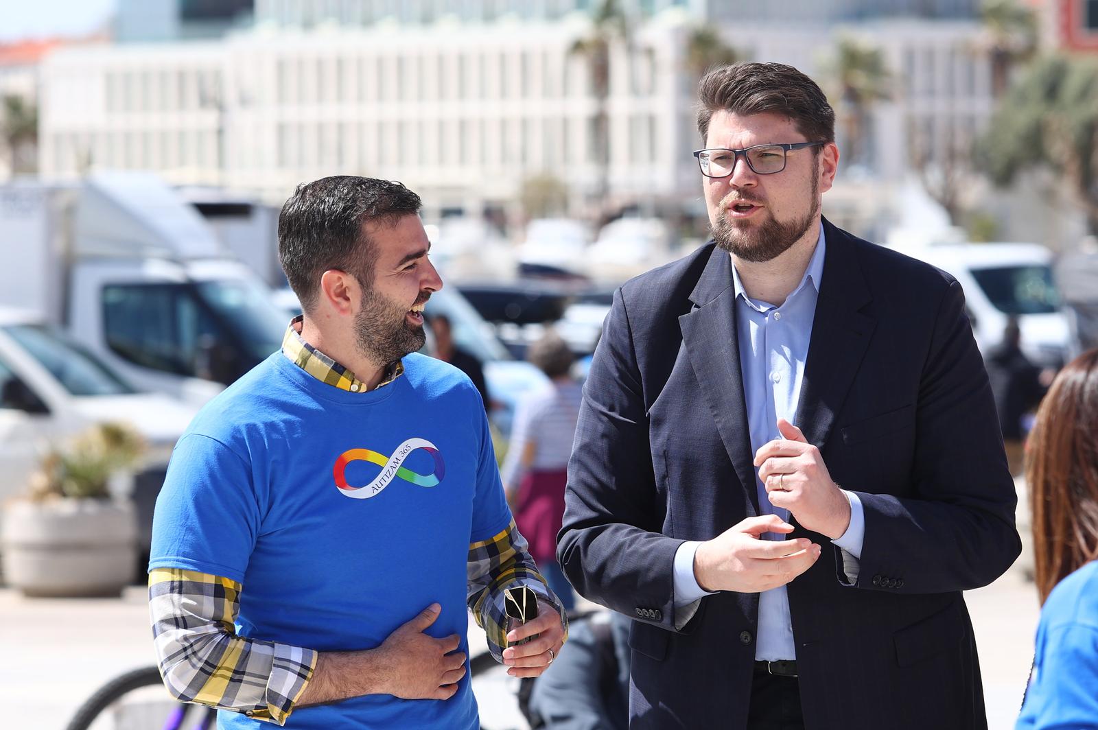 15.04.2023., Split - Socijaldemokratski forum zena organizirao je humanitarnu akciju "Omiljeni cvijet Ane Rukavine", kojim se prikupljaju sredstva u korist Zaklade Ana Rukavina u svrhu razvoja Registra dobrovoljnih darivatelja krvotvornih maticnih stanica.
Davor Matijevic, Peda Grbin Photo: Miroslav Lelas/PIXSELL
