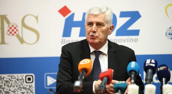 15.12.2023., Mostar, Bosna i Hercegovina - Ministar regionalnog razvoja i fondova Europske unije u Vladi Republike Hrvatske Sime Erlic i predsjednik Hrvatskog narodnog sabora BiH Dragan Covic odrzali sastanak u Domu HDZ BiH, nakon cega su odrzali konferenciju za medije.   Photo: Denis Kapetanovic/PIXSELL