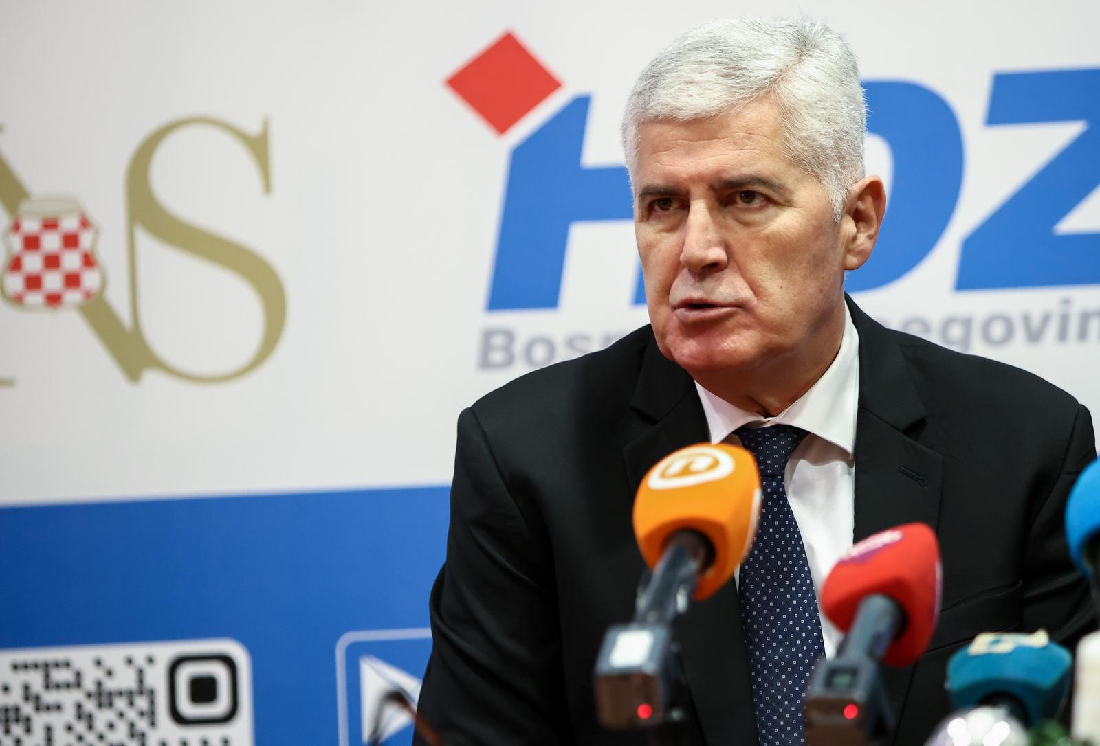 15.12.2023., Mostar, Bosna i Hercegovina - Ministar regionalnog razvoja i fondova Europske unije u Vladi Republike Hrvatske Sime Erlic i predsjednik Hrvatskog narodnog sabora BiH Dragan Covic odrzali sastanak u Domu HDZ BiH, nakon cega su odrzali konferenciju za medije.   Photo: Denis Kapetanovic/PIXSELL